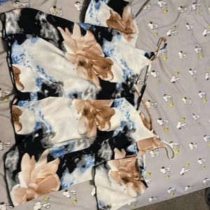 Nice Flowey top. Cute off the shoulders moment. Very cooling for summer.